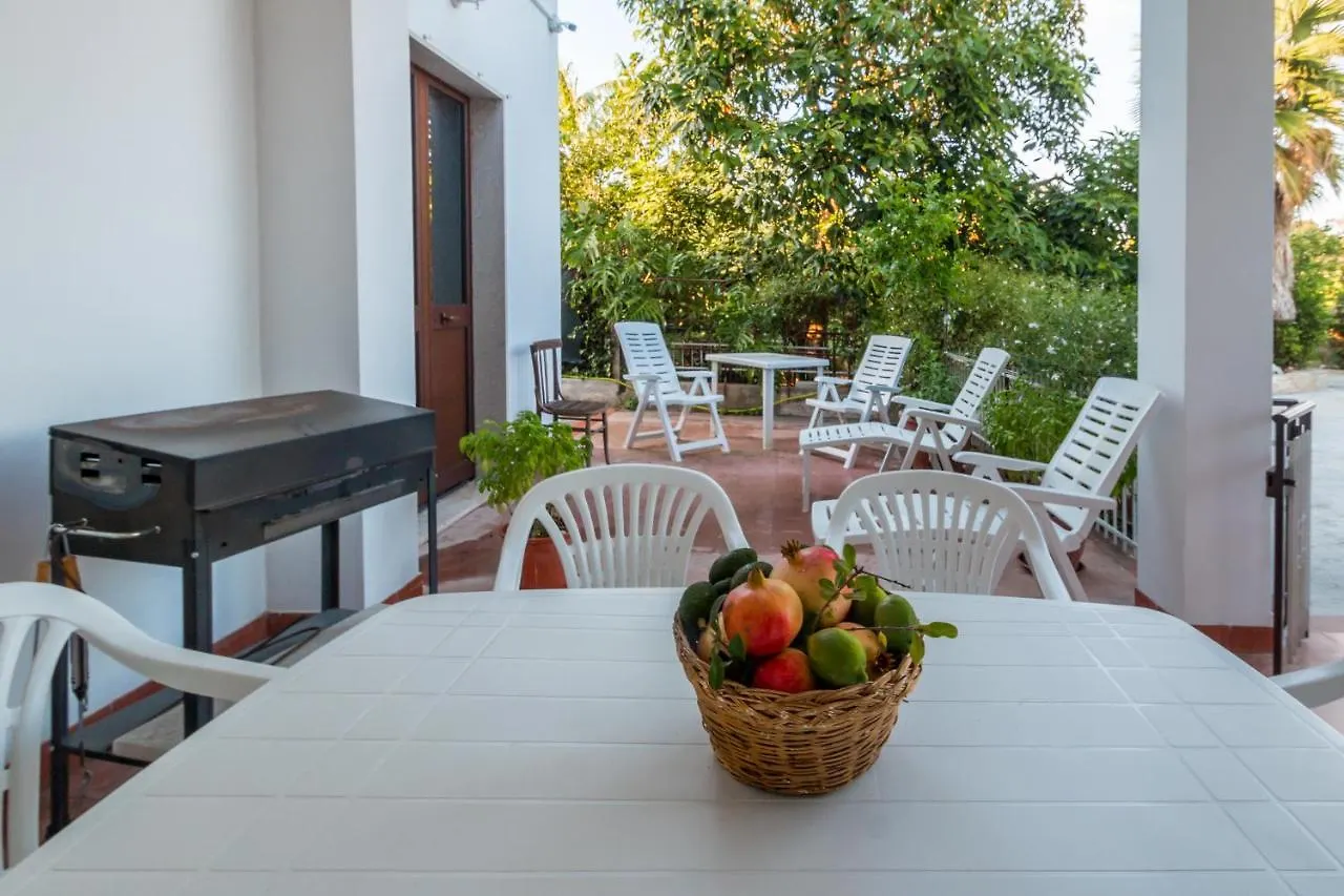 The Great Garden With Pool, Parking & Wifi Villa Avola