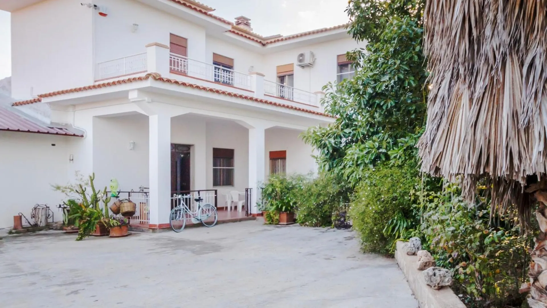 The Great Garden With Pool, Parking & Wifi Villa Avola